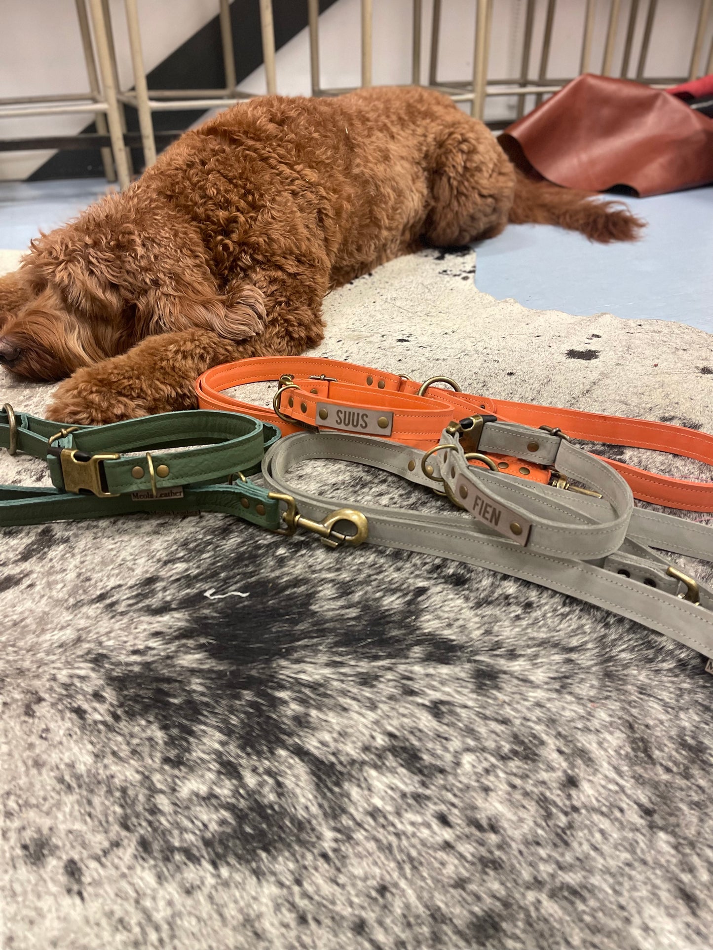 leren handgemaakte klik halsband op maat 25mm breed oranje