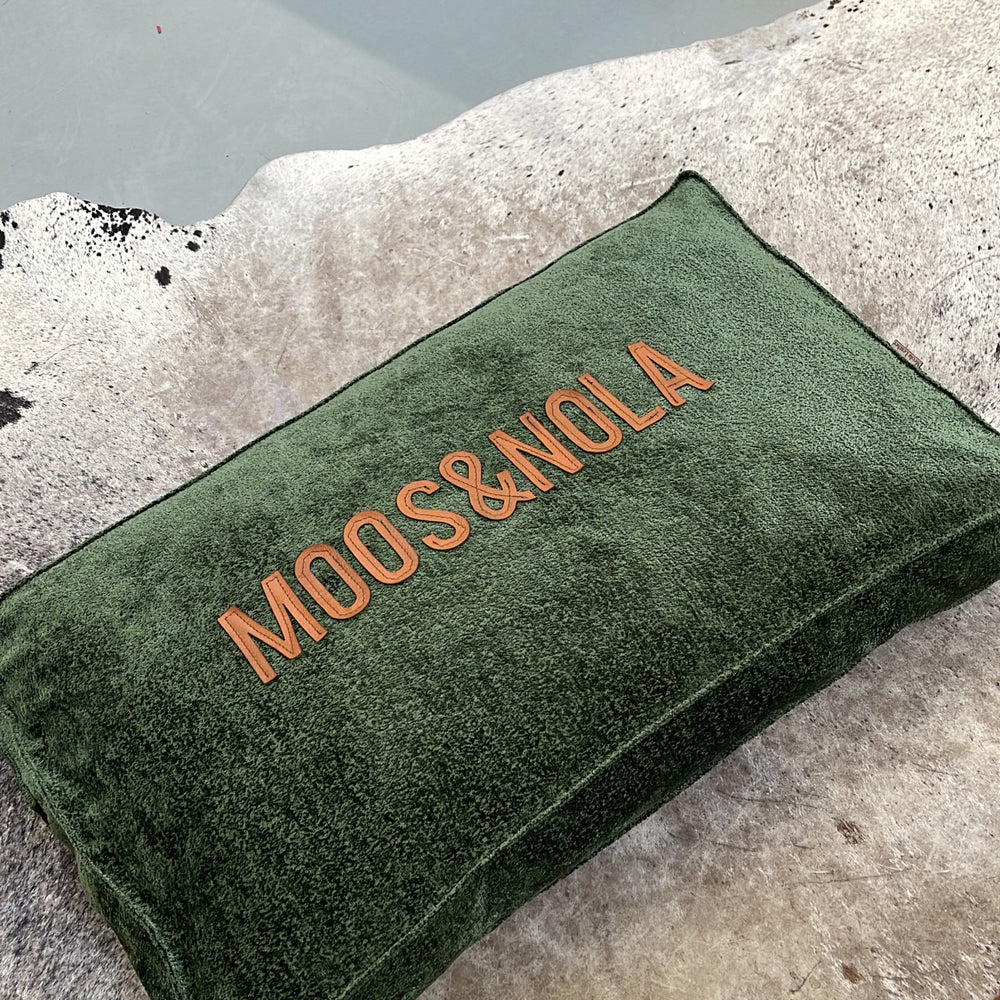 
                      
                        Hondenkussen luxe met leren naam van hond - velvet groen
                      
                    