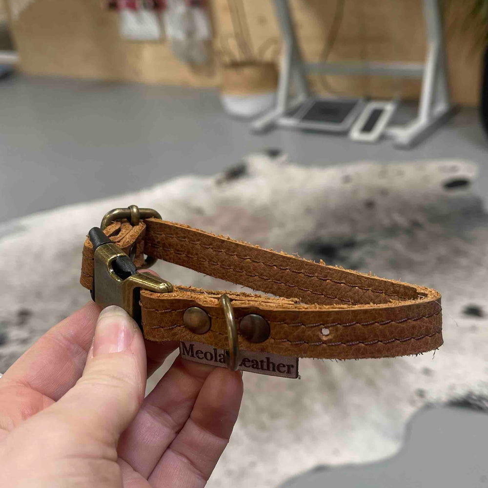 
                      
                        Meola Leather Dogs leather click collars SALE
                      
                    