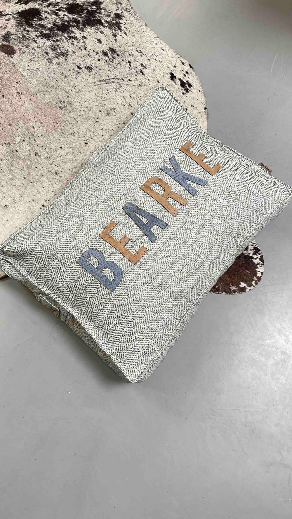 Limited hondenkussen luxe met leren letter naam hond vissengraat blauw creme