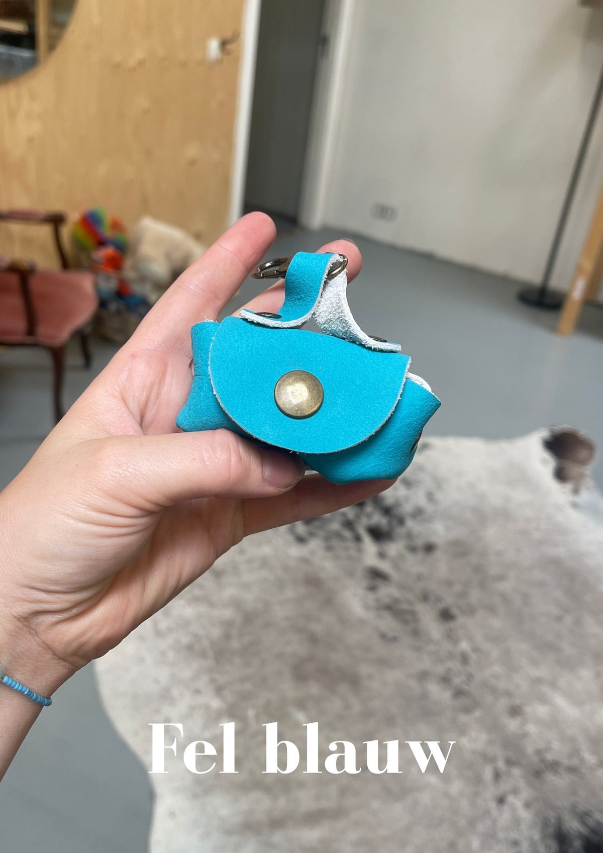 Poeptasje handgemaakt meola leather dogs zakje om poepzakjes in te doen te klikken aan hondenriem fel_blauw