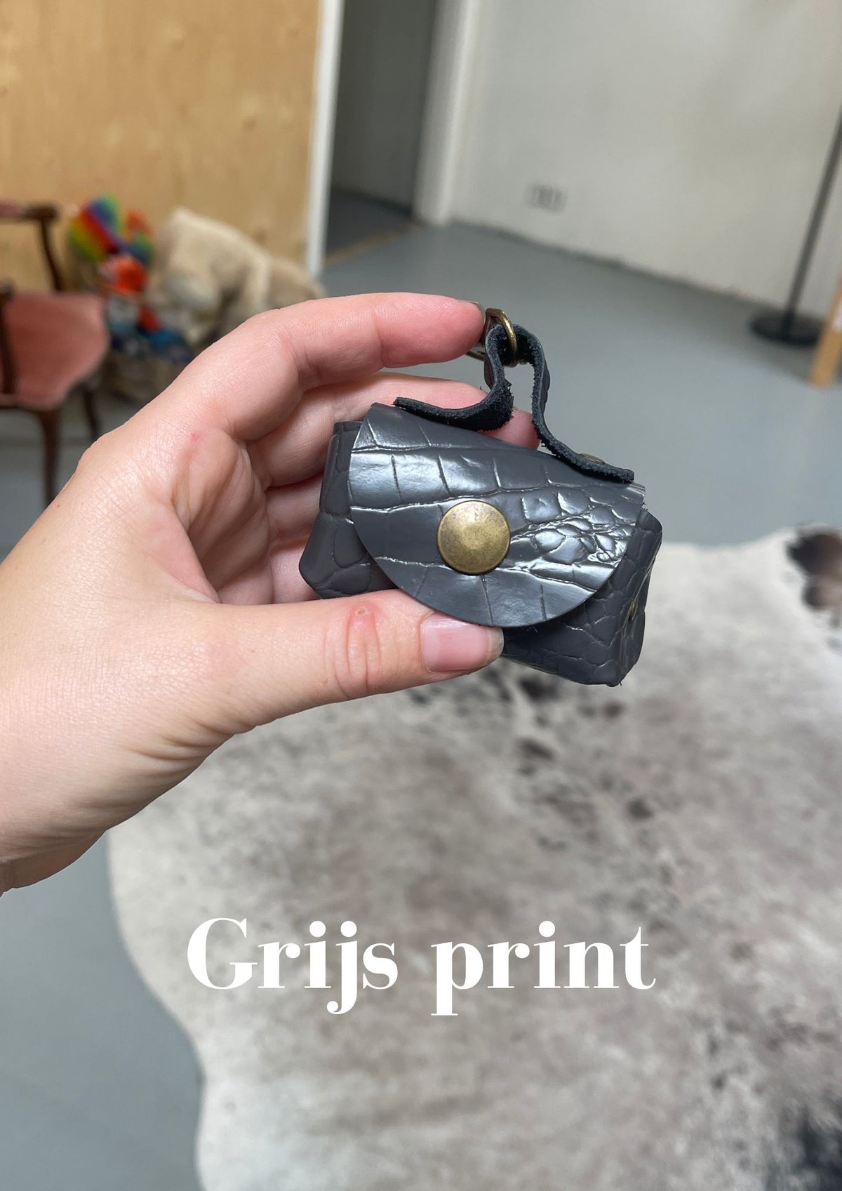 Poeptasje handgemaakt meola leather dogs zakje om poepzakjes in te doen te klikken aan hondenriem grijs print kroko
