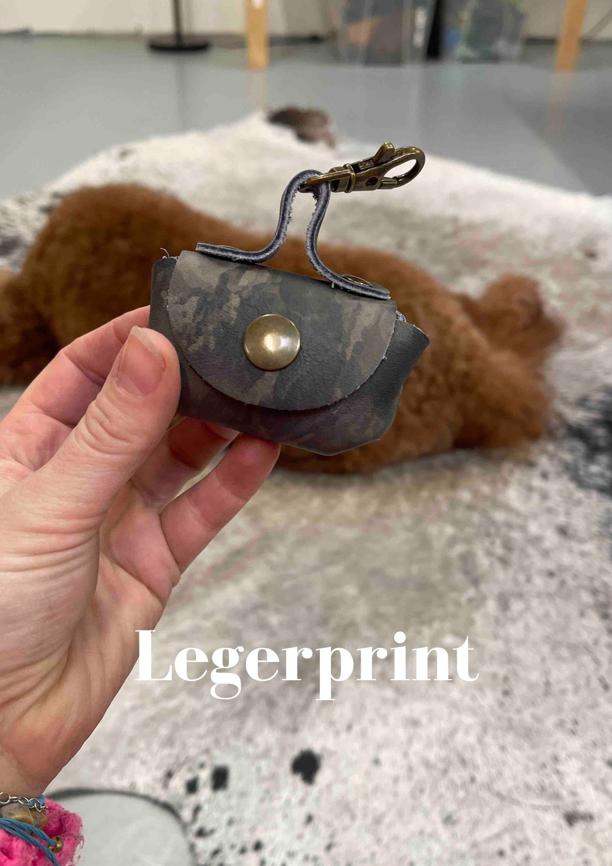 Poeptasje handgemaakt meola leather dogs zakje om poepzakjes in te doen te klikken aan hondenriem leger_print