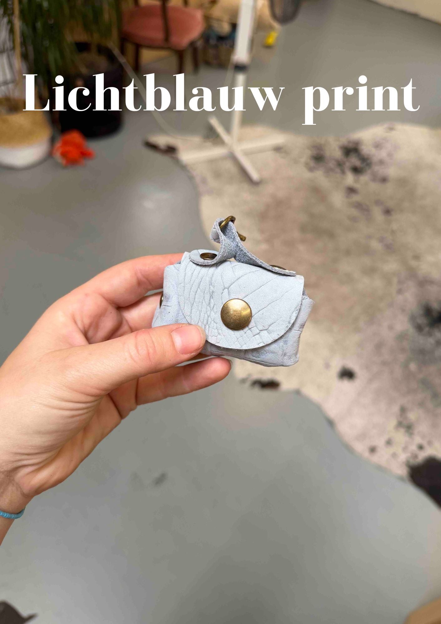 Poeptasje handgemaakt meola leather dogs zakje om poepzakjes in te doen te klikken aan hondenriem lichtblauw_print