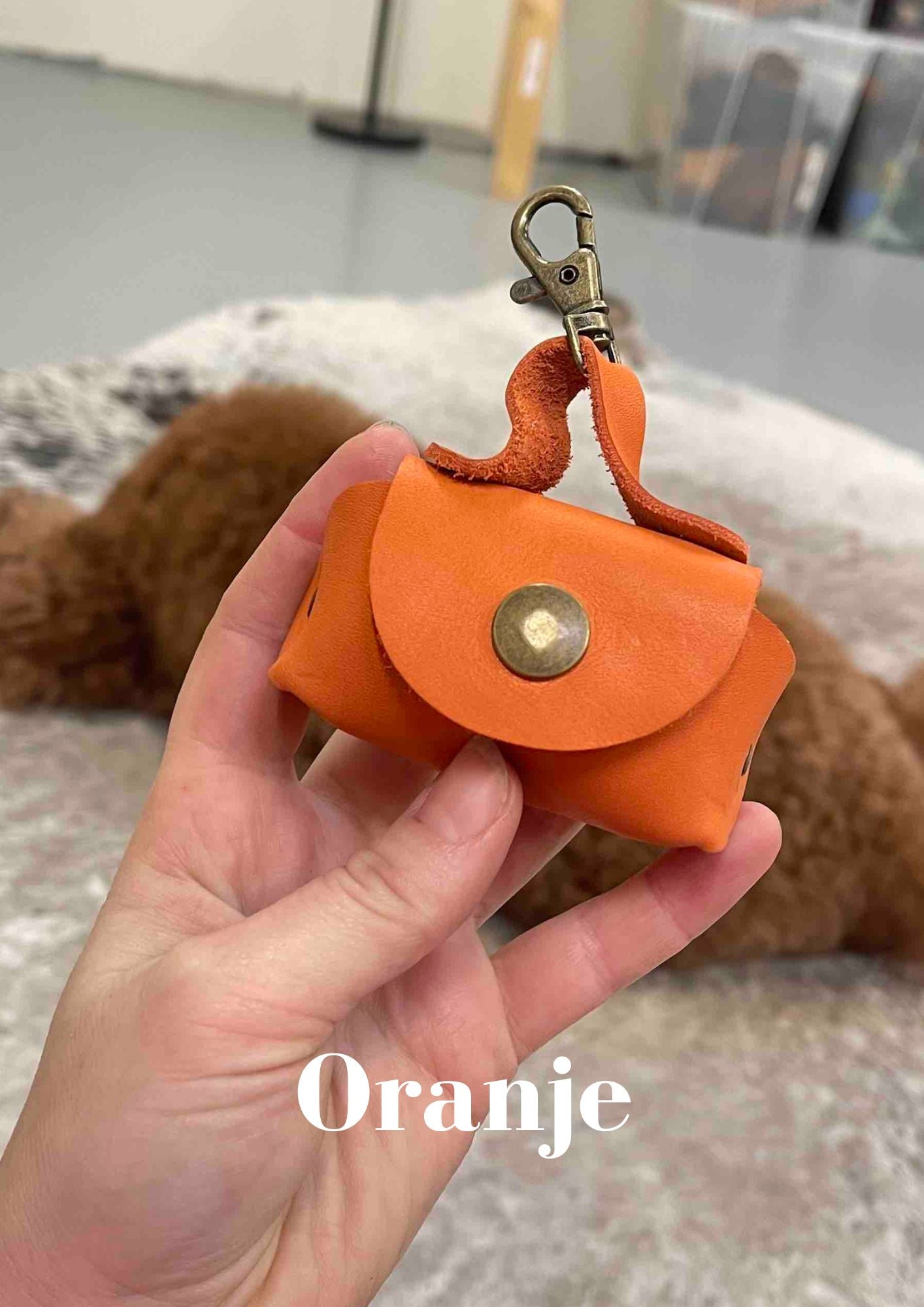 Poeptasje handgemaakt meola leather dogs zakje om poepzakjes in te doen te klikken aan hondenriem oranje