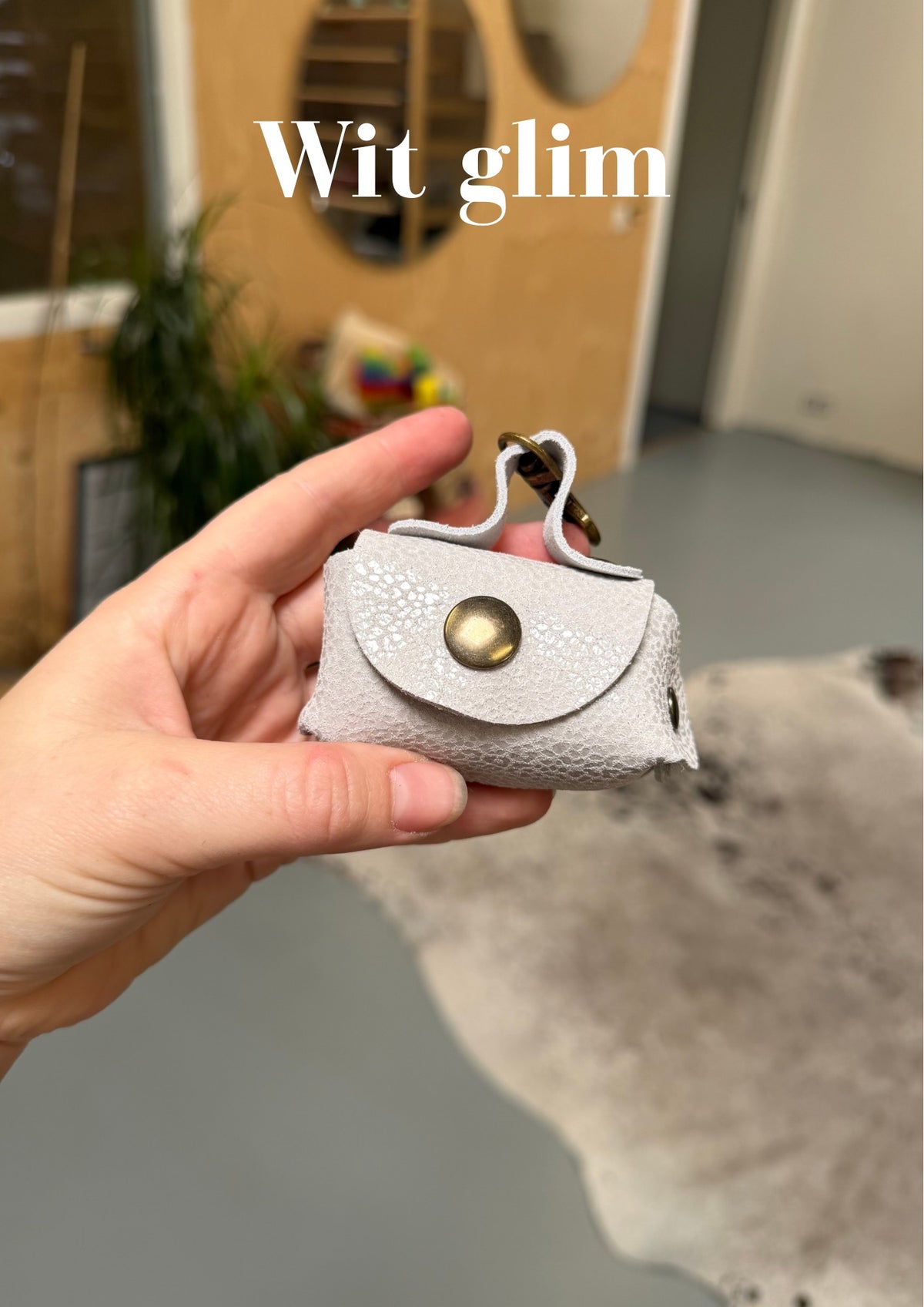 Poeptasje handgemaakt meola leather dogs zakje om poepzakjes in te doen te klikken aan hondenriem wit glim