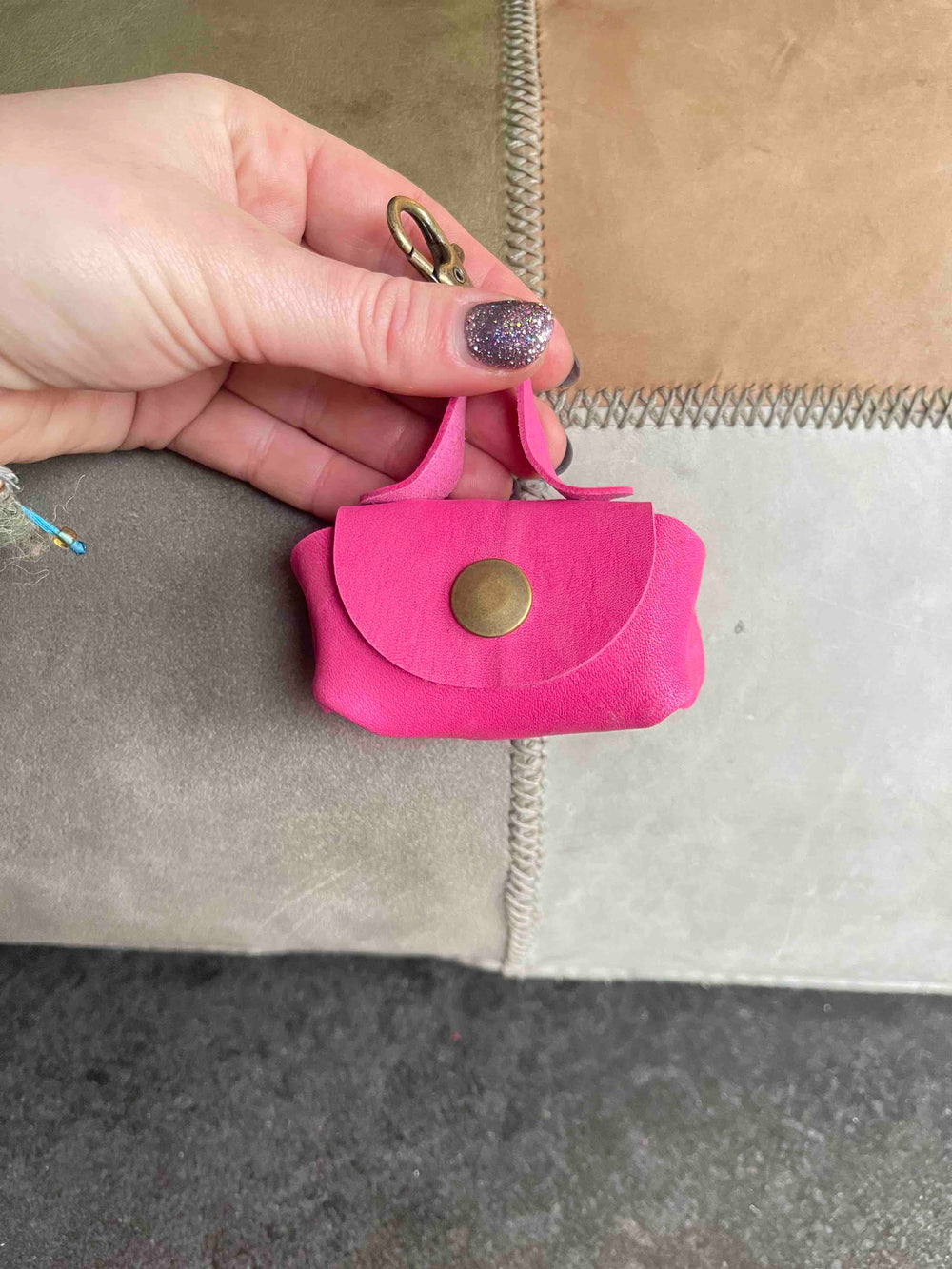 Uitlaattasje-mini-poeptasje-hondenlijn-tasje-meola-leather-dogs-leren-tasje-riem-hond-roze-fel