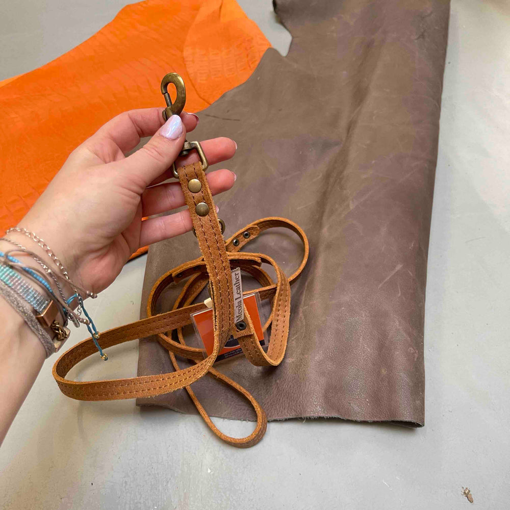 
                      
                        leren handgemaakte riem hondenlijn cognac 15mm breed verstelbaar
                      
                    