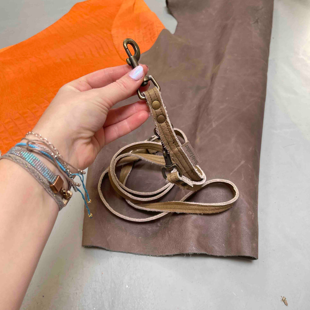 
                      
                        leren handgemaakte riem hondenlijn legergroen 15mm breed verstelbaar
                      
                    