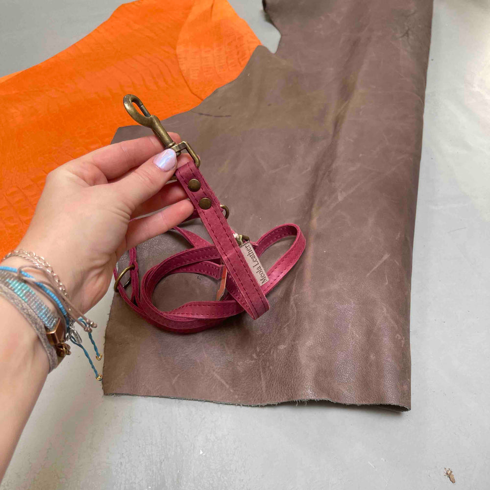 
                      
                        leren handgemaakte riem hondenlijn wijnrood 15mm breed verstelbaar
                      
                    