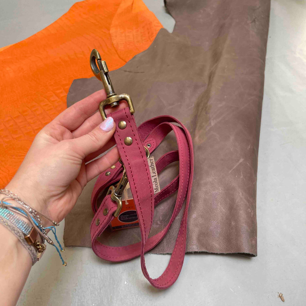 
                      
                        leren handgemaakte riem hondenlijn wijnrood 25mm breed verstelbaar
                      
                    