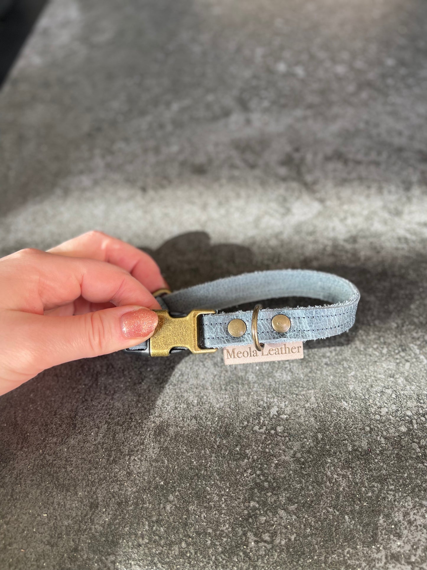 leren klik halsband handgemaakt jeans blauw in maat s 15mm breed