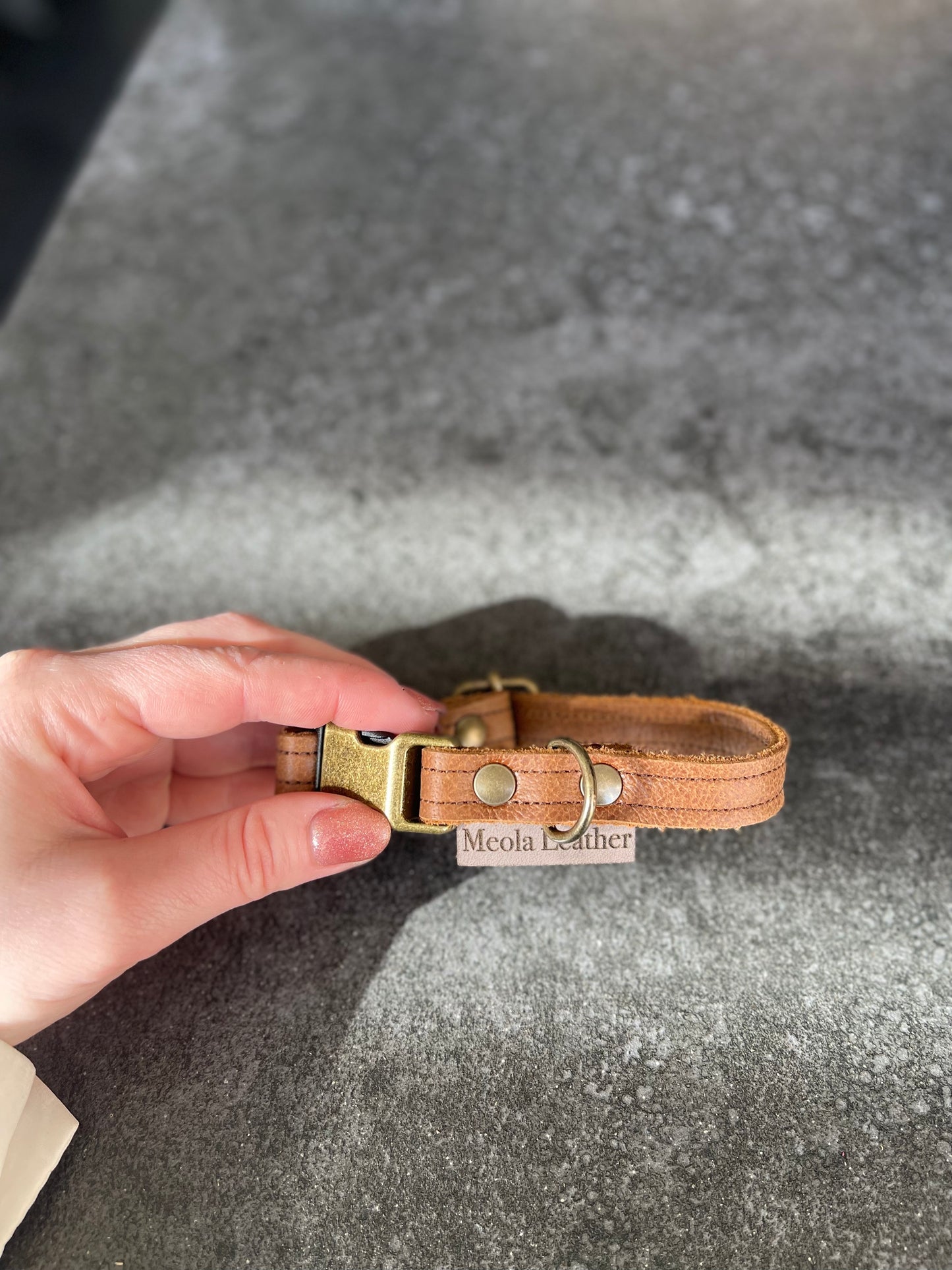 leren klik halsband handgemaakt cognac in maat s 15mm breed